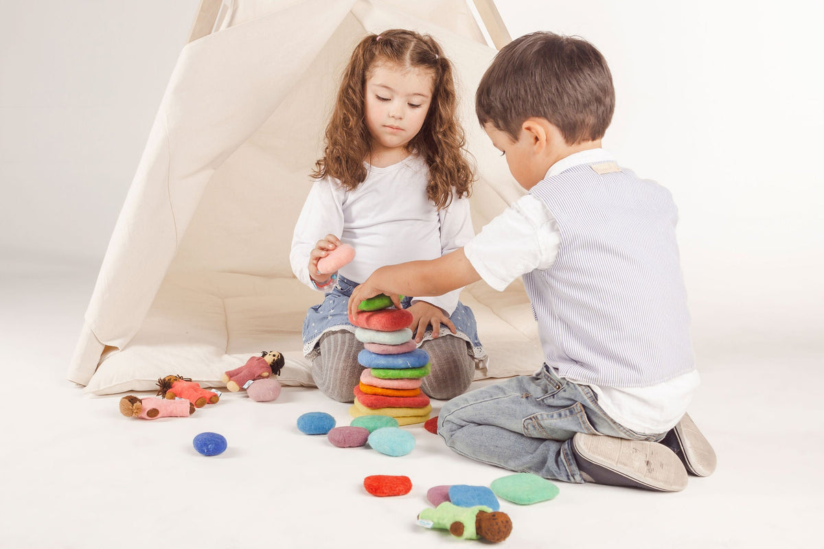 Construction and manipulation games