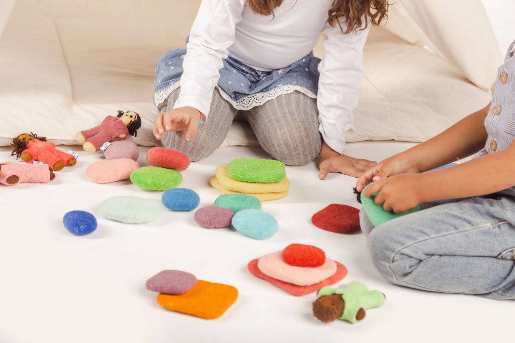Juego de piedras de fieltro